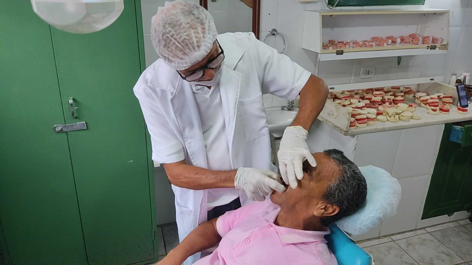 Camacã: Programa Sorria Camacã fornece gratuitamente mais de 50 próteses dentárias mensalmente para a população